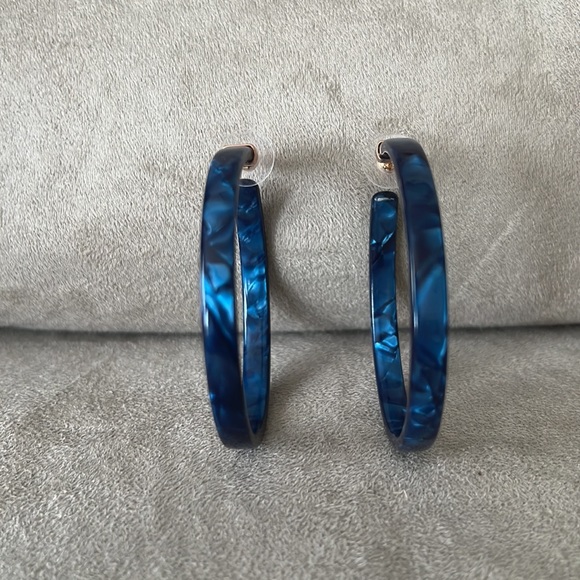 Michael Kors blue pierced earrings. Navy and bright blue swirl - Picture 1 of 5